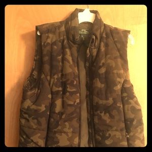 Camouflage zipper vest